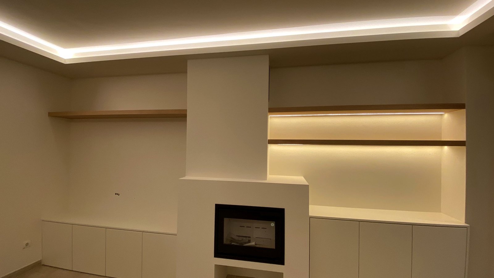 Salón con chimenea e iluminación integrada